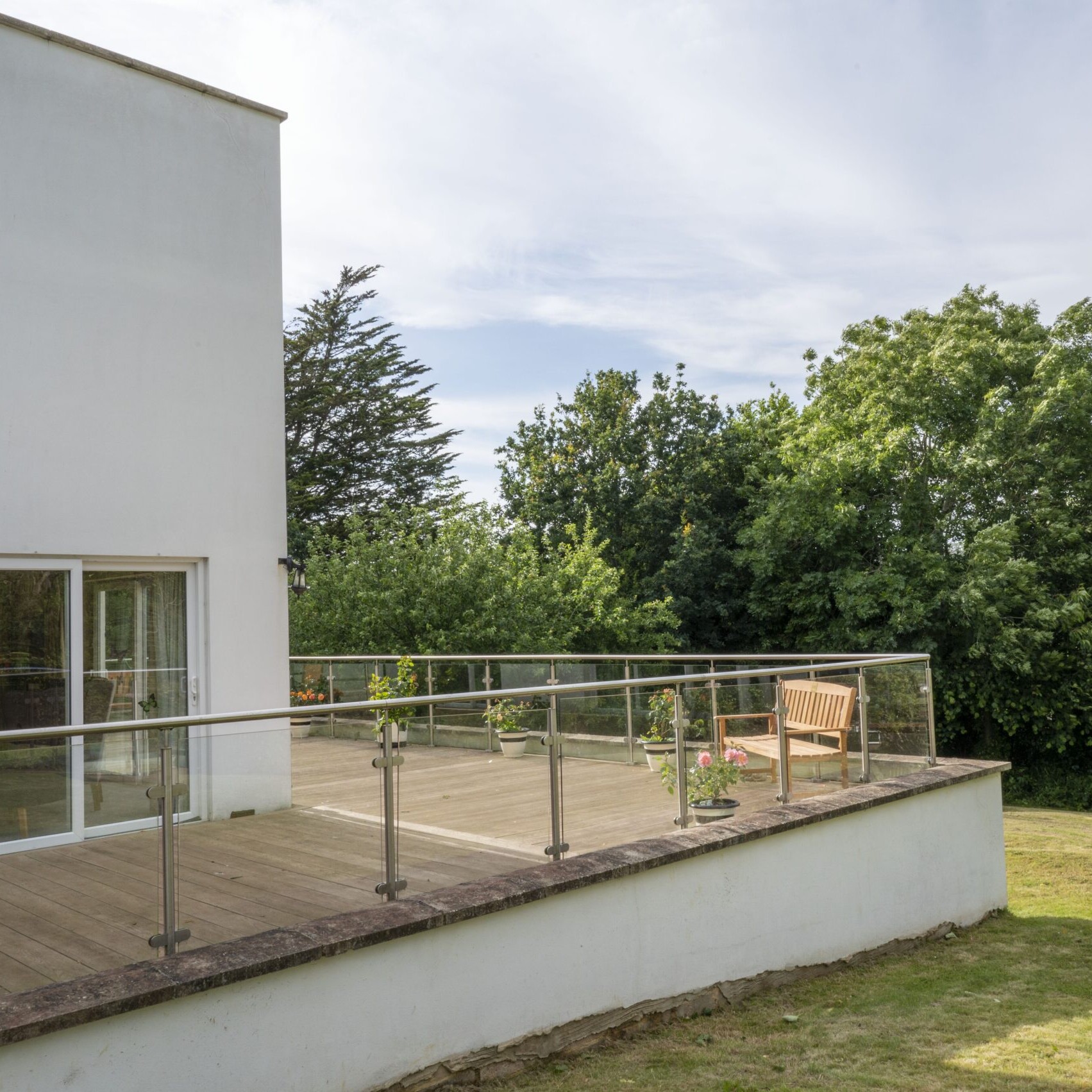 ACI Care | The outdoor decking area at Mountside Care Home Hastings, providing a relaxing space for residents to enjoy fresh air.